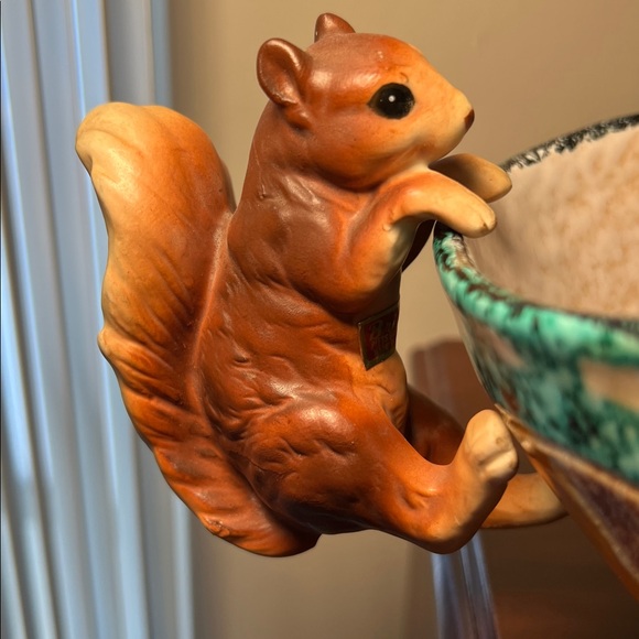 Adorable Vintage Handpainted Ceramic Porcelain Squirrel Planter Pot Hanger - Picture 12 of 12